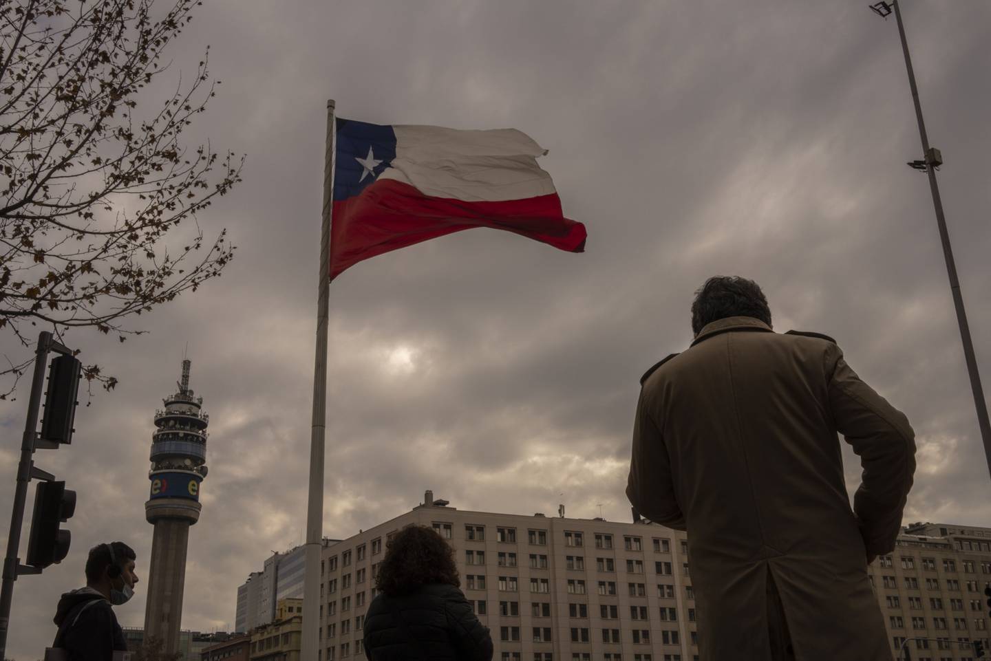 Una bandera chilena ondea afuera del Palacio de La Moneda en Santiago, Chile, el miércoles 13 de julio de 2022.