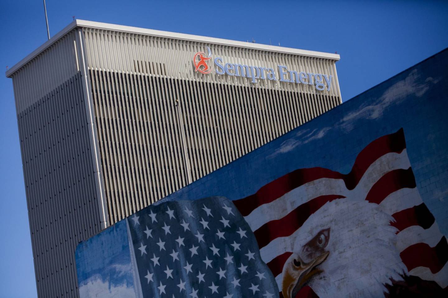 Un mural de la bandera de Estados Unidos frente al edificio de Sempra Energy en San Diego, California.