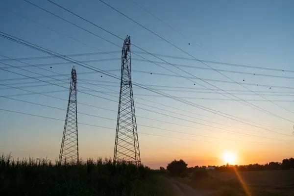 Las nuevas tecnologías de transmisión y almacenamiento de energía podrían aliviar la necesidad de aumentar la generación (Francesca Volpi/Bloomberg)