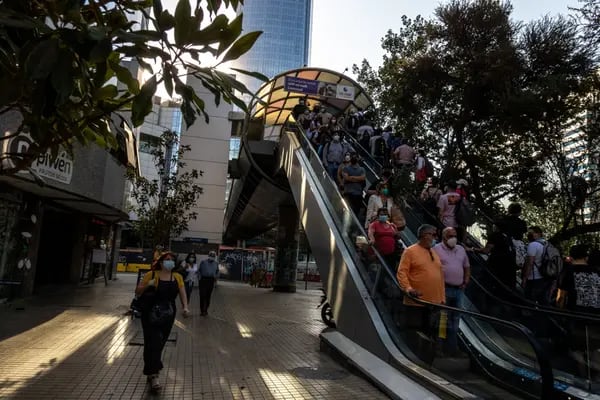 Compradores en las afueras de un centro comercial en Santiago. Fotógrafo: Cristóbal Olivares/Bloomberg