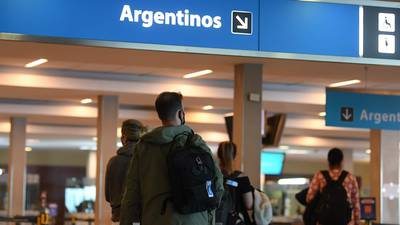 Gobierno dice que restricción a compras de viajes al exterior será temporaria, pero el sector repudia la medidadfd