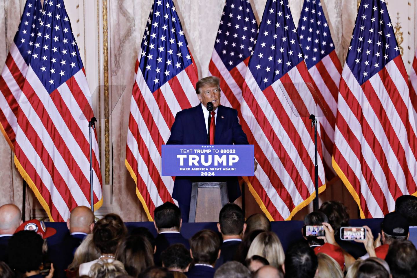 El expresidente estadounidense Donald Trump, habla en el club Mar-a-Lago en Palm Beach, Florida, el 15 de noviembre.dfd