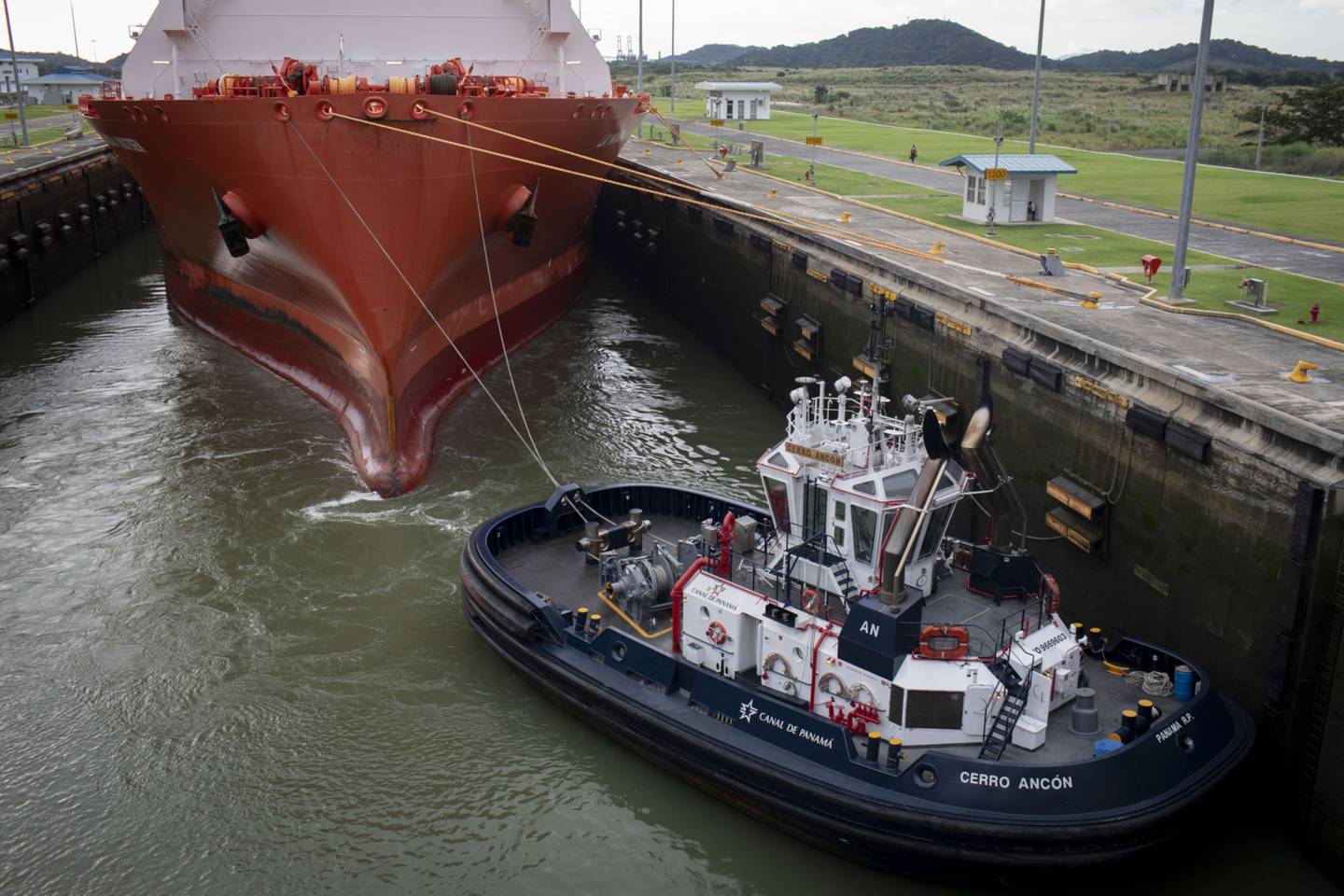 Un remolcador arrastra el buque tanque La Mancha Knutsen LNG en el Canal de Panamá.