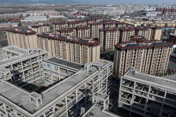 Edificios residenciales en el proyecto inmobiliario Hai Yue Cheng, desarrollado por Sichuan Languang Development Co., en Pekín, China, el jueves 22 de diciembre de 2022. Languang ha recortado el 90% de su plantilla desde principios de 2021 y ha registrado una pérdida neta de 11.700 millones de yuanes (US$1.700 millones) en el tercer trimestre de este año. Fuente: Bloomberg