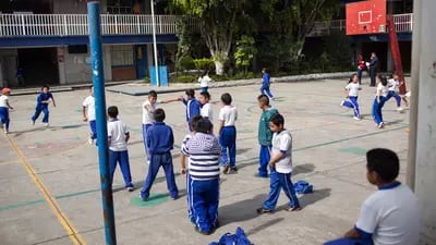 Los niños juegan afuera en la escuela primaria Ingeniero Miguel Bernard en las afueras del sur de la Ciudad de México.