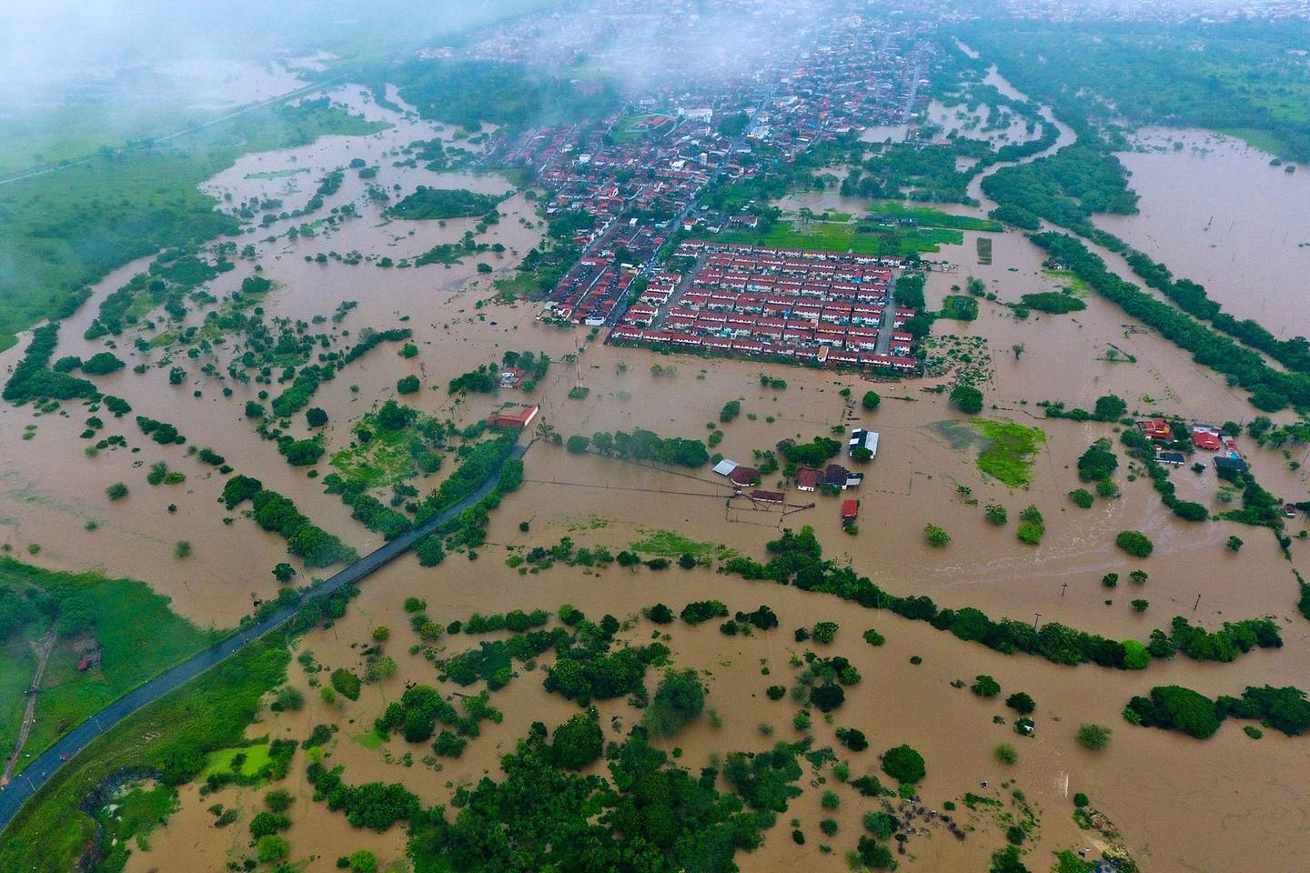 Inundaciones causadas por fuertes lluvias en Itapetinga, Estado de Bahía, Brasil, el 26 de diciembre. Fotógrafo: Manuella Luana/AFP/Getty Images