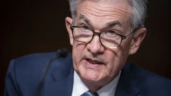 Powell dice que la Fed “seguirá presionando” hasta que baje la inflacióndfd