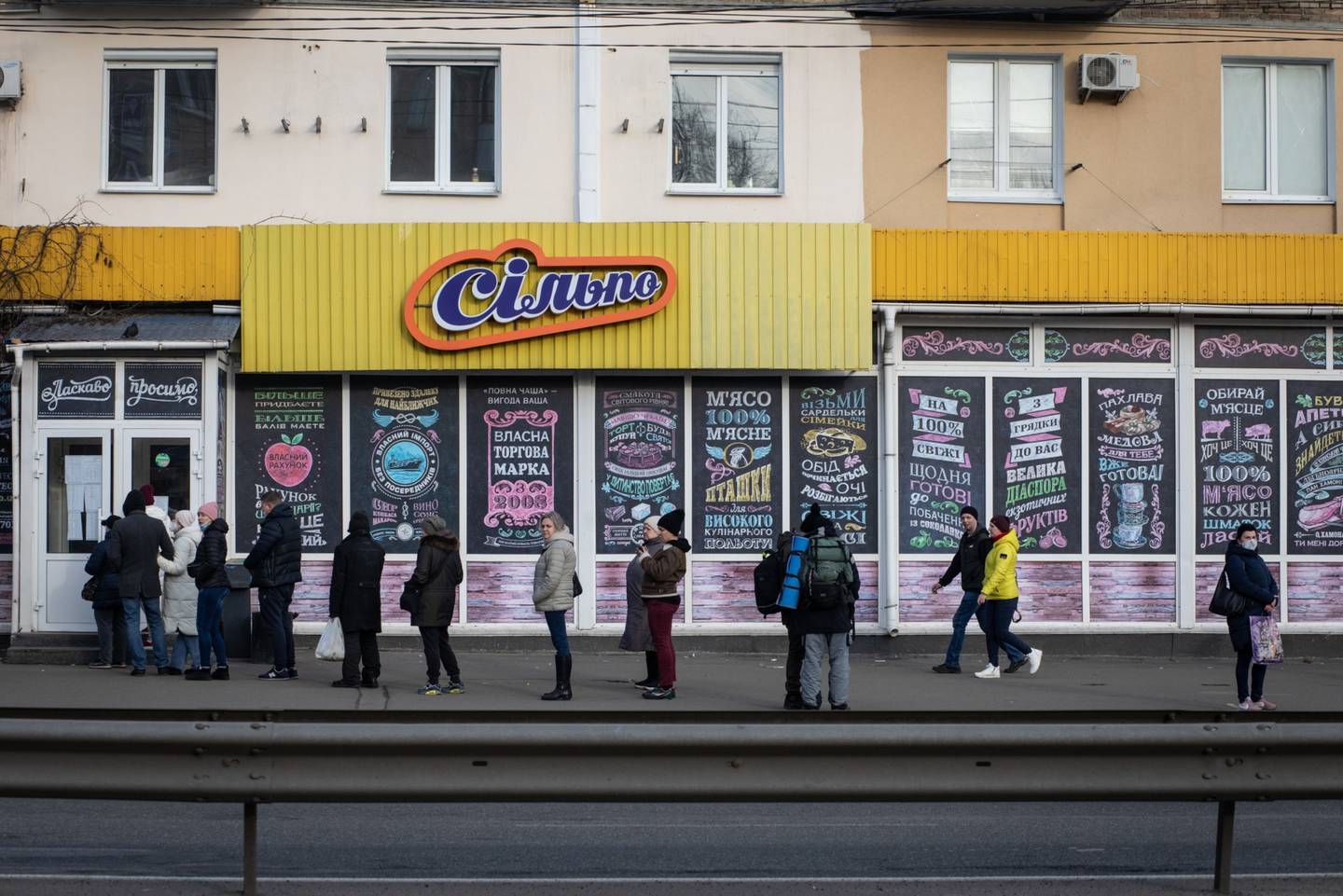 Los residentes hacen cola para ingresar a una tienda de comestibles en Kiev, Ucrania, el jueves 24 de febrero de 2022.