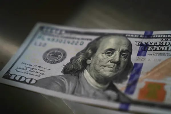 Dólar hoje: moeda americana recua antes de dados de emprego nos EUA