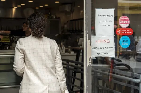 Un cartel de "contratación" en un restaurante en San Francisco, California, EE. UU., el lunes 26 de junio de 2023.