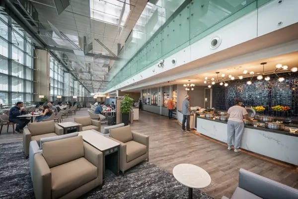 Lounge vip no aeroporto de Changi em Singapura: um dos benefícios mais valorizados por quem usa cartão de crédito (Foto: Bryan van der Beek/Bloomberg)
