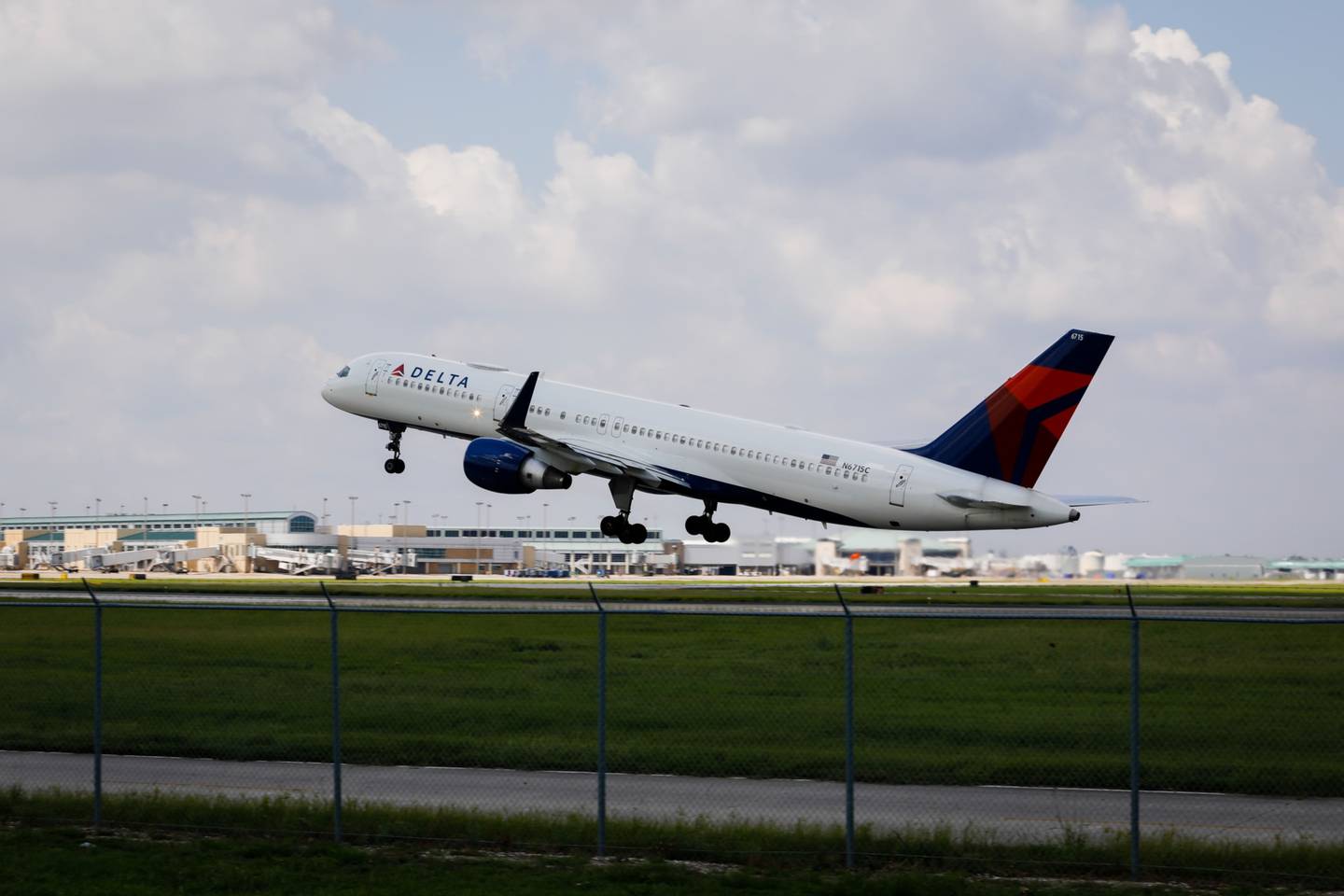 Avión de pasajeros de Delta Airlines despega del aeropuerto internacional Louis Armstrong