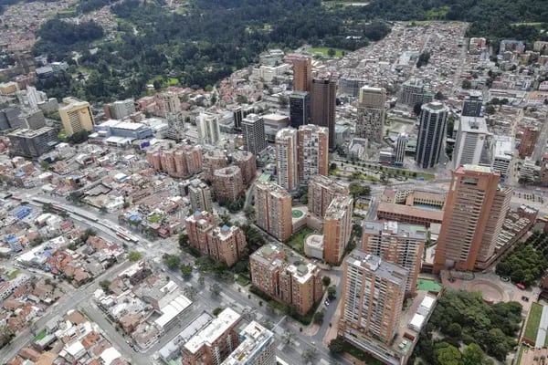 Los edificios se encuentran en esta fotografía aérea tomada sobre el centro de Bogotá, Colombia, el martes 7 de abril de 2020.