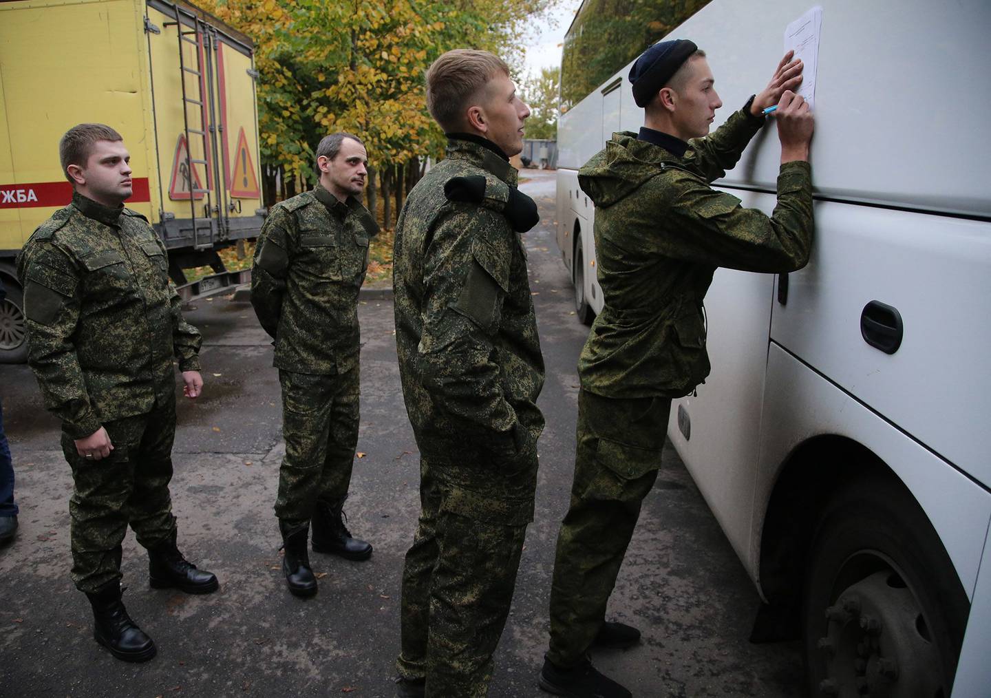 Hombres con uniforme militar nuevo antes de ser enviados a una unidad militar en el centro de movilización de Moscú.