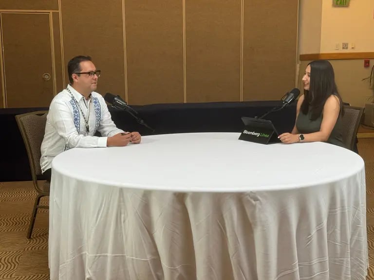 El subsecretario de Hacienda, Gabriel Yorio, conversa con Jimena Tolama, en el marco de la 87 Convención Bancaria que se realiza en Acapulco el 18 y 19 de abril de 2024dfd