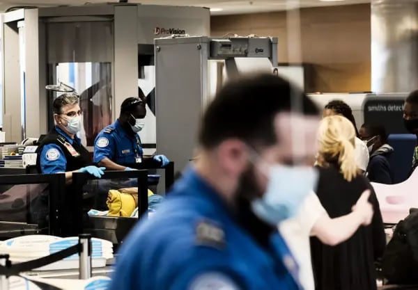 Agentes de la Administración de Seguridad en el Transporte (TSA) examinan a los viajeros en un puesto de control del Aeropuerto Metropolitano del Condado de Wayne de Detroit (DTX) en Romulus, Michigan, Estados Unidos, el sábado 12 de junio.