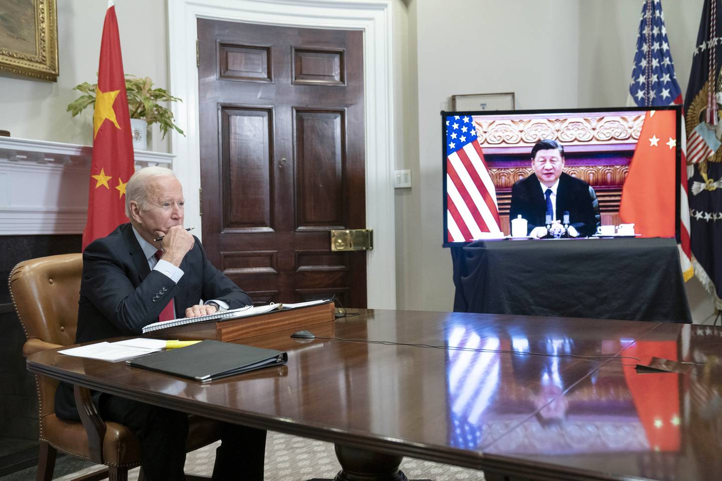 Joe Biden se encontra virtualmente com Xi Jinping na Casa Branca em 15 de novembro de 2021.Fotógrafo: Sarah Silbiger/UPI/Bloombergdfd