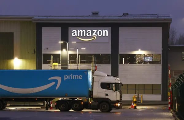 Centro de distribuição da Amazon: batalha para poder entregar com frete grátis na França (Foto: Darren Staples/Bloomberg)