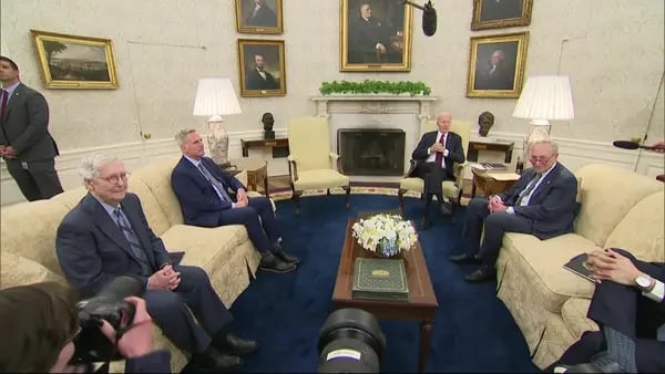 Biden se reúne com líderes do Congresso no Salão Oval.
