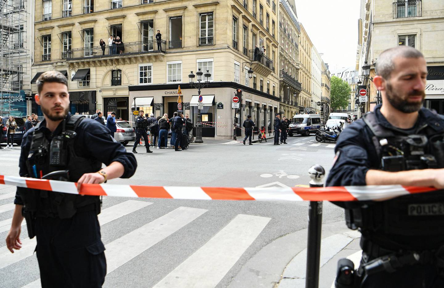Polícia de Paris cercou os arredores da loja depois da ação dos criminosos; o valor dos bens roubados ainda não foi calculado