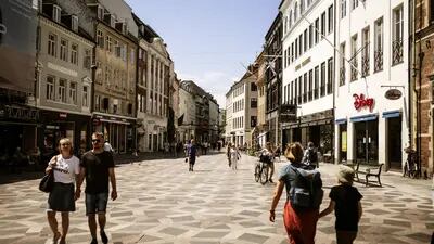 Peatones caminan por una calle comercial en Copenhague, Dinamarca, el martes 16 de junio de 2020.