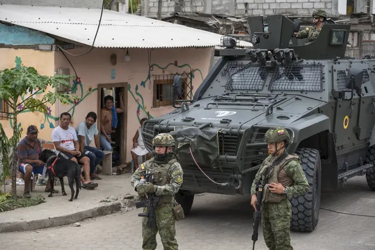 Se desplegaron casi 40.000 soldados para brindar seguridad en los lugares de votación de todo el Ecuadordfd