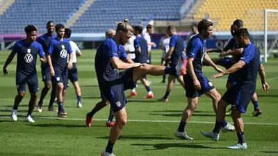 La selección nacional de fútbol de Estados Unidos participa en una sesión de entrenamiento en Doha.