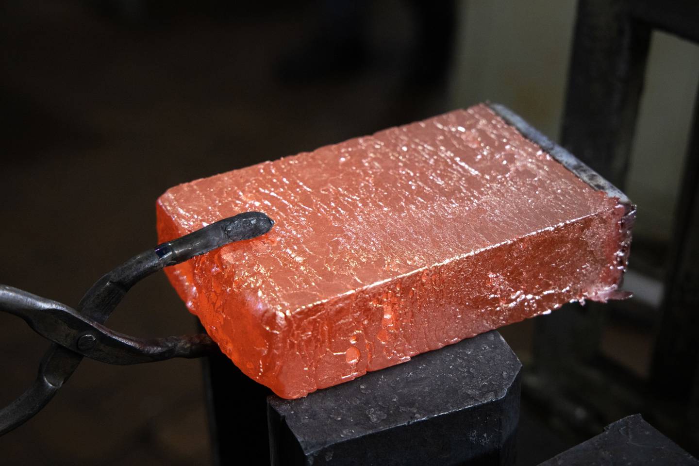 Un lingote de paladio al rojo vivo en la fundición de la planta de metales no ferrosos de Prioksky en Kasimov, Rusia, el jueves 9 de diciembre de 2021.
