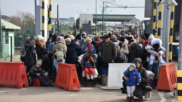 Refugiados ucranianos traen costos a Polonia, pero también beneficiosdfd