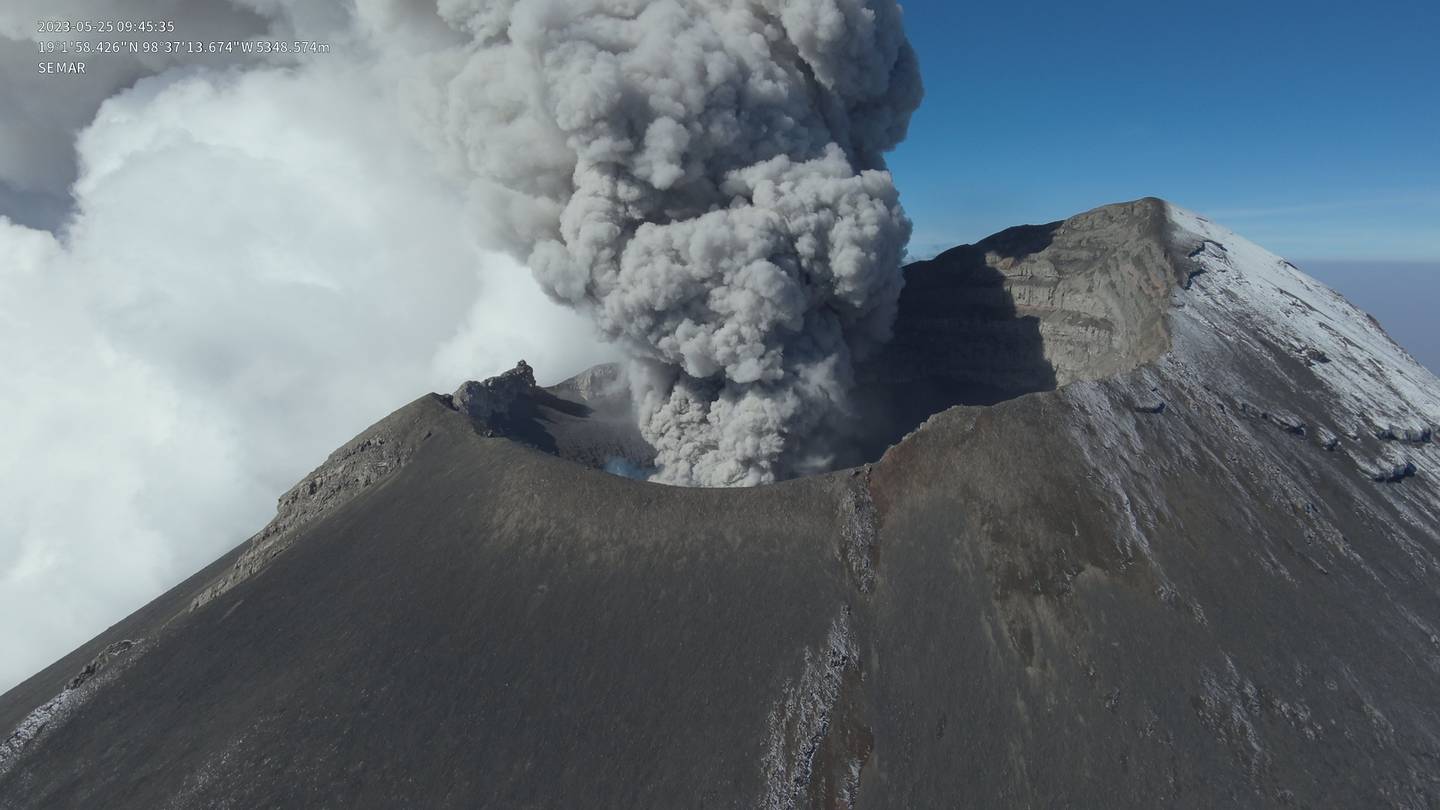 Imagen del cráter del volcán Popocatépetl que fue capturada durante un sobrevuelo de un dron de la Secretaría de Marina a las 9:45 horas del 25 de mayo de 2023. (Cortesía: Semar)
