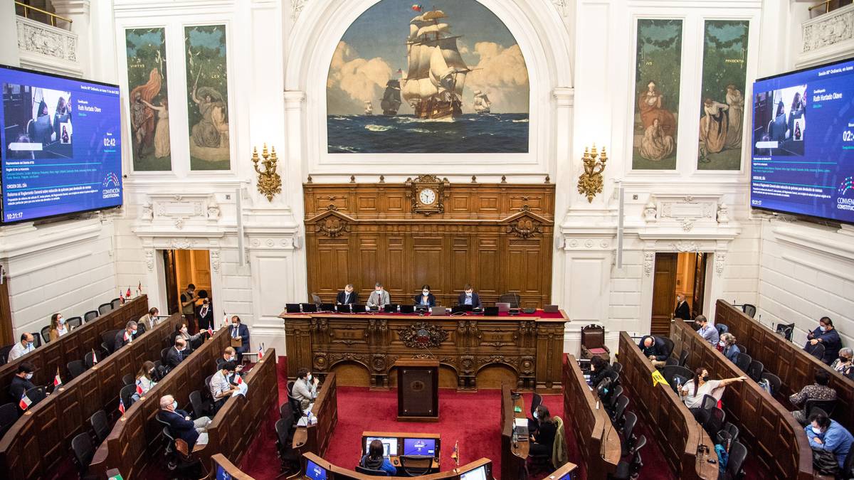 Encuestas revelan que crece rechazo a nueva Constitución chilenadfd