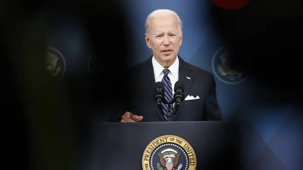 Biden pide pausar impuesto a gasolina para dar un alivio a familias de EE.UUdfd