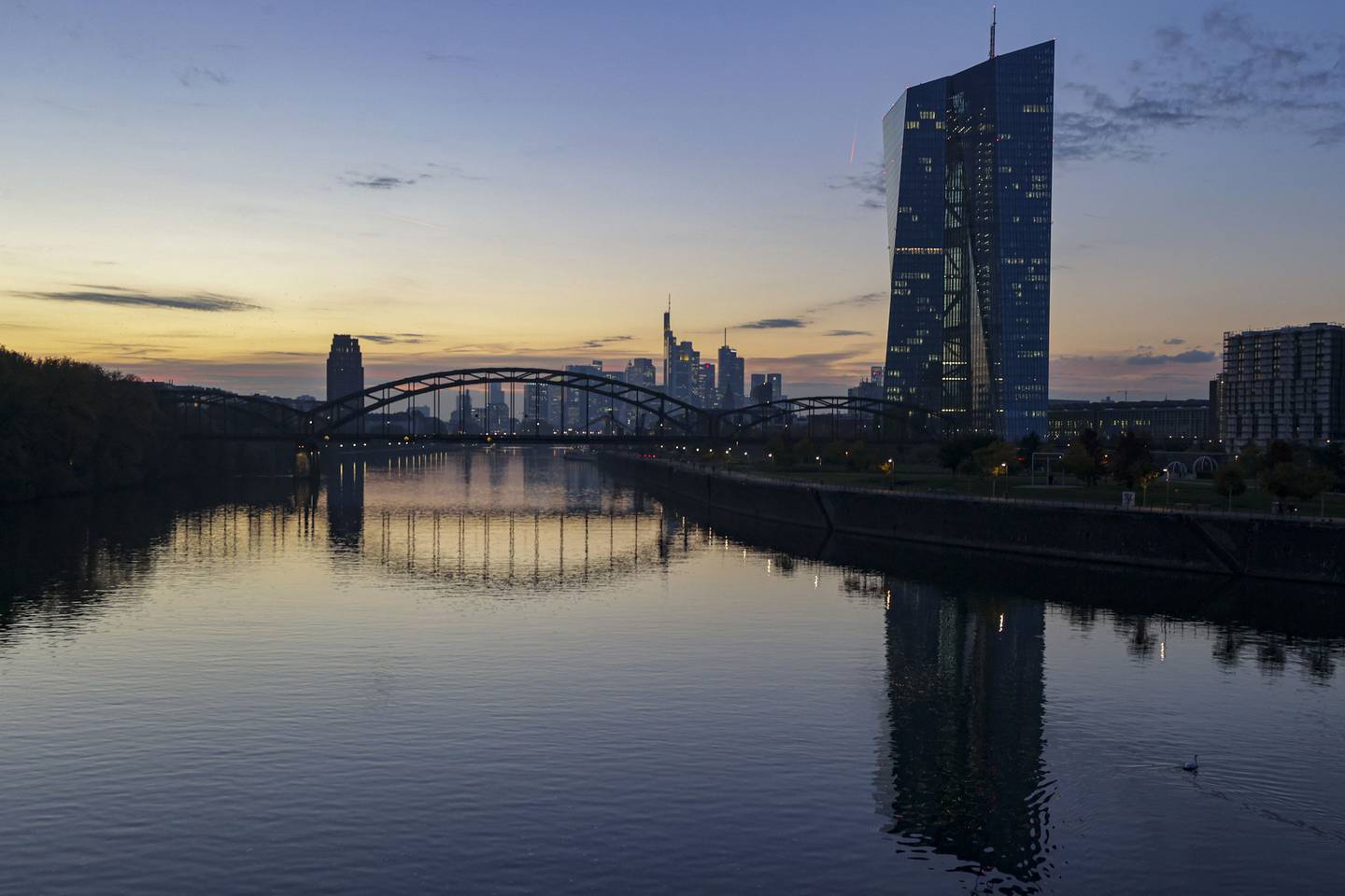 La sede del Banco Central Europeo (BCE) junto al río Meno en Fráncfort, Alemania, el lunes 25 de octubre de 2021.
