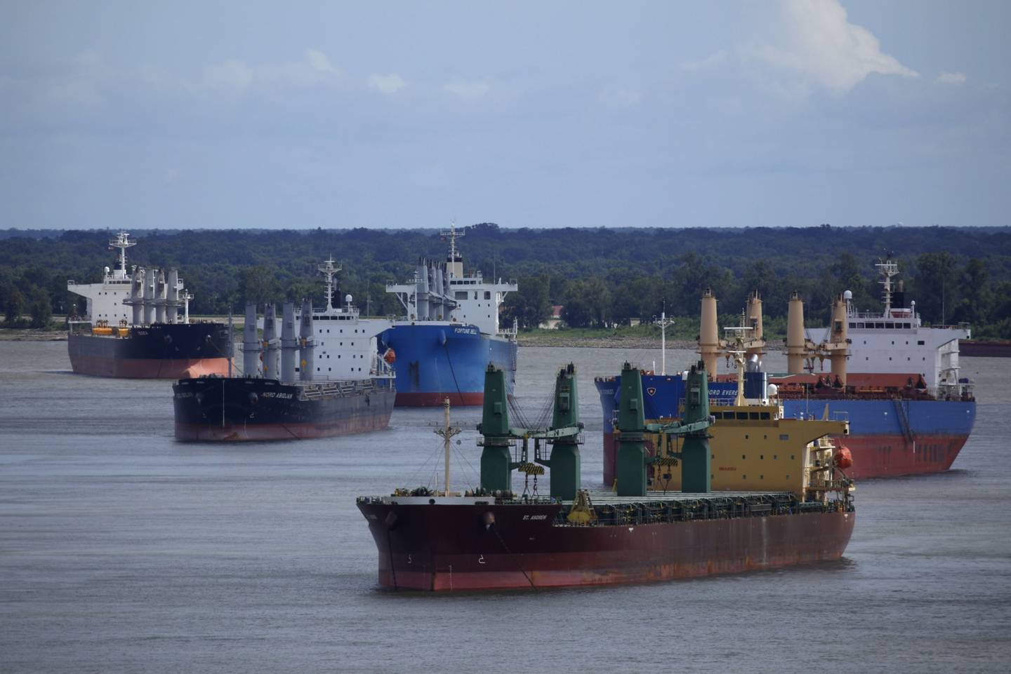Barcos anclados en el río Mississippi antes de la llegada del huracán Ida a Luisiana.