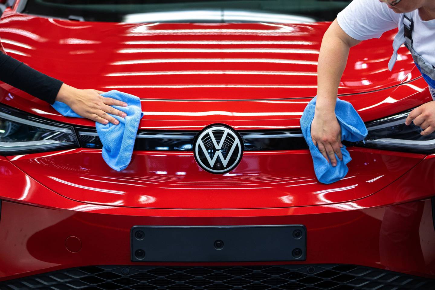 Un empleado realiza controles de calidad en un vehículo deportivo utilitario eléctrico (eSUV) ID.5 de Volkswagen AG (VW) en la cadena de montaje de la planta de automóviles eléctricos del fabricante de automóviles en Zwickau, Alemania, el martes 26 de abril de 2022.