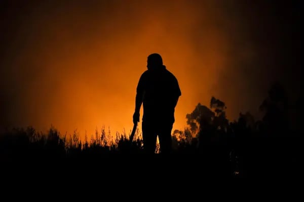 Una persona combate el fuego en Rafael, comuna de Tome en la región de Biobío, en Chile, el 8 de febrero de 2023. Fotógrafo: Javier Torres/AFP/Getty Images