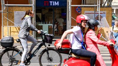 Telecom Italia concede más tiempo para el acuerdo multimillonario de la reddfd