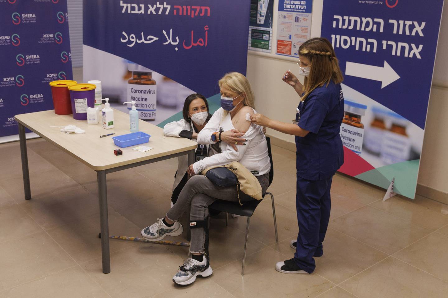 Un trabajador de la salud administra una cuarta dosis de la vacuna Pfizer-BioNTech covid-19 en el centro médico Sheba, en Ramat Gan, Israel, el 31 de diciembre de 2021.Fotógrafo: Kobi Wolf/Bloomberg