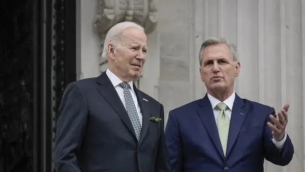 Biden e líder republicano chegam a acordo inicial para evitar default dos EUAdfd