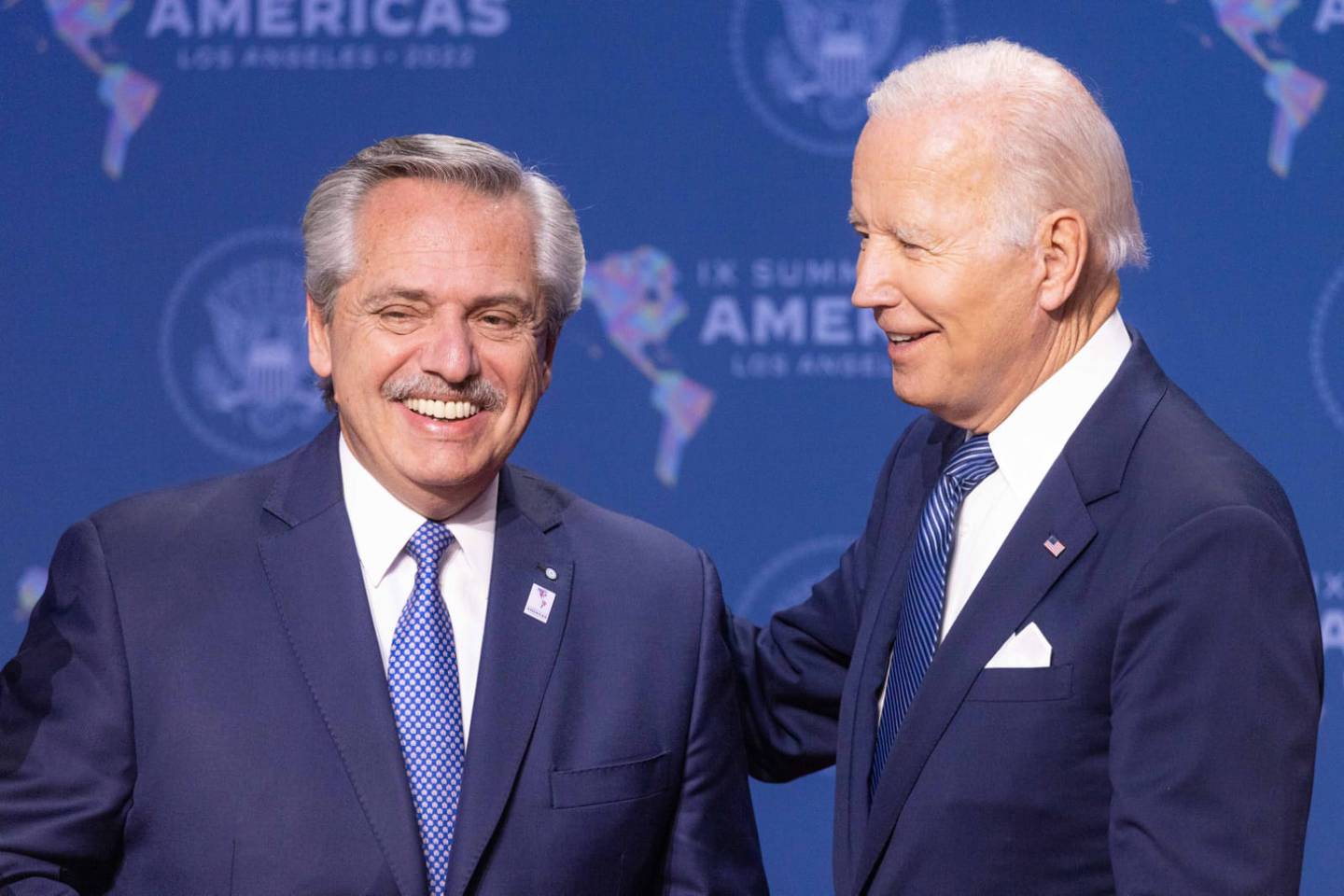 Alberto Fernández se saludó este miércoles por la noche con el presidente de los Estados Unidos, Joseph Biden. No está previsto un encuentro bilateral entre ambos mandatarios. Foto: Presidenciadfd