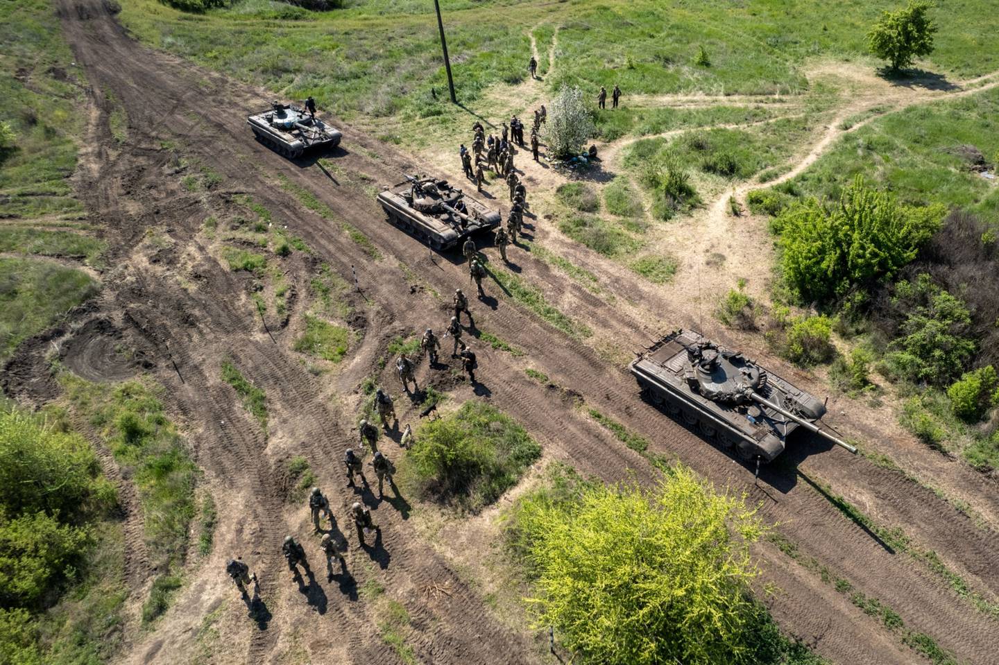 En esta vista aérea, soldados de infantería ucranianos participan en un ejercicio de entrenamiento con tanques el 09 de mayo de 2022 cerca de Dnipropetrovsk Oblast, Ucrania.