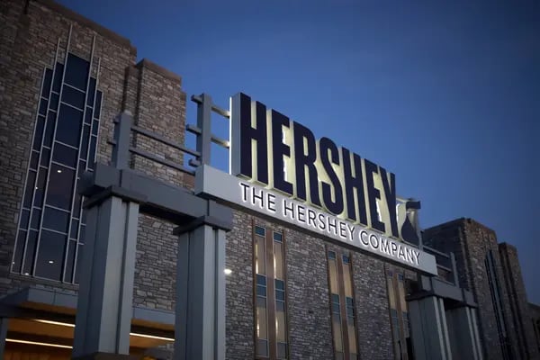 La escasez de cacao impulsa las ventas y ganancias de Hershey: superaron las expectativas