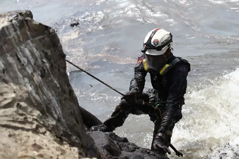 Mientras se investiga a Repsol por derrame de petróleo, Perú prioriza remediación.dfd