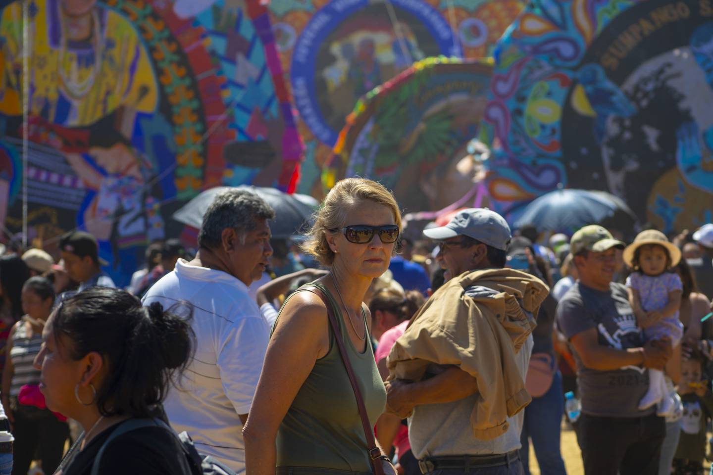 Los barriletes gigantes de Sumpango en Sacatepéquez llaman la atención de miles de visitantes locales y extranjeros.