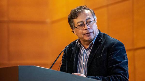 Petro pide medidas cautelares para Pedro Castillo tras golpe de Estado en Perúdfd