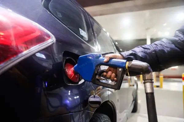 El combustible volvió a aumentar en enero y ya está pautado cuánto subirá en febrero y marzo.