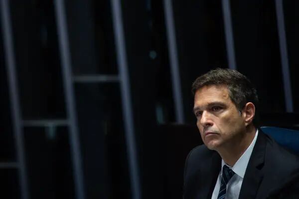 Roberto Campos Neto em sessão no Senado: novo cenário potencial para o corte de juros (Foto: Andressa Anholete/Bloomberg)