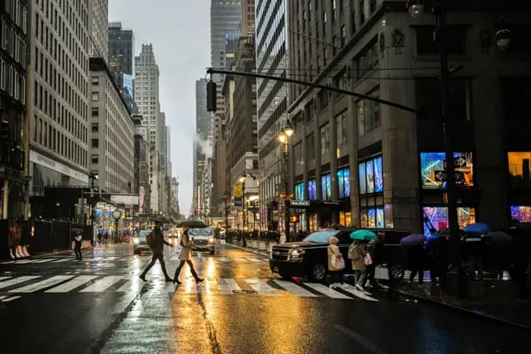 Peatones caminan por Manhattan