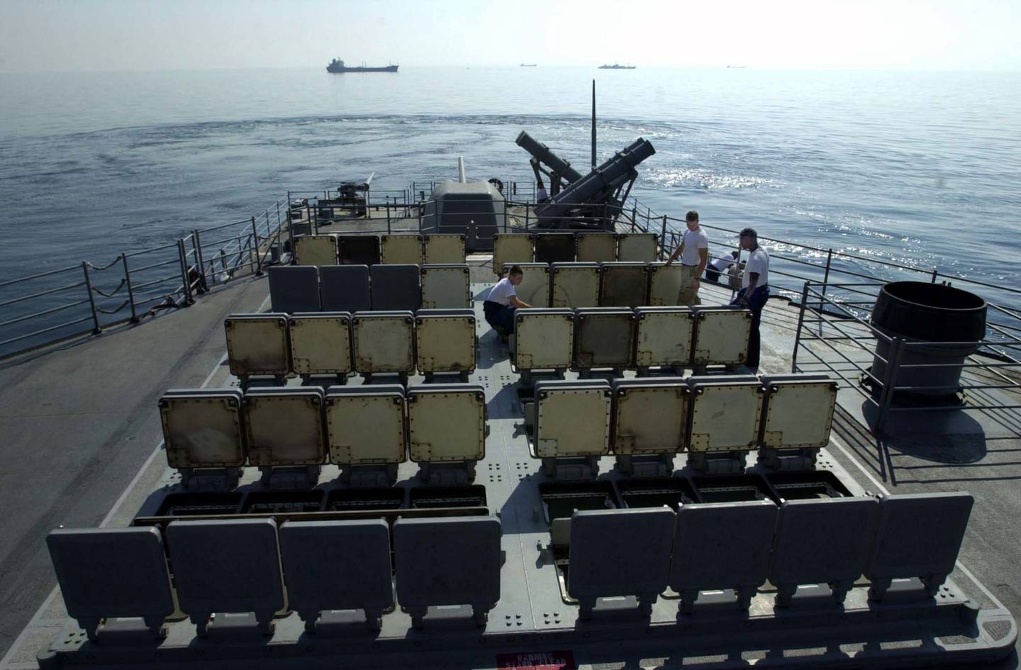 Los oficiales de artillería de la Armada de los Estados Unidos realizan comprobaciones de disponibilidad operativa en los sistemas de lanzamiento vertical de popa el 16 de octubre de 2001 a bordo del USS Antietam.