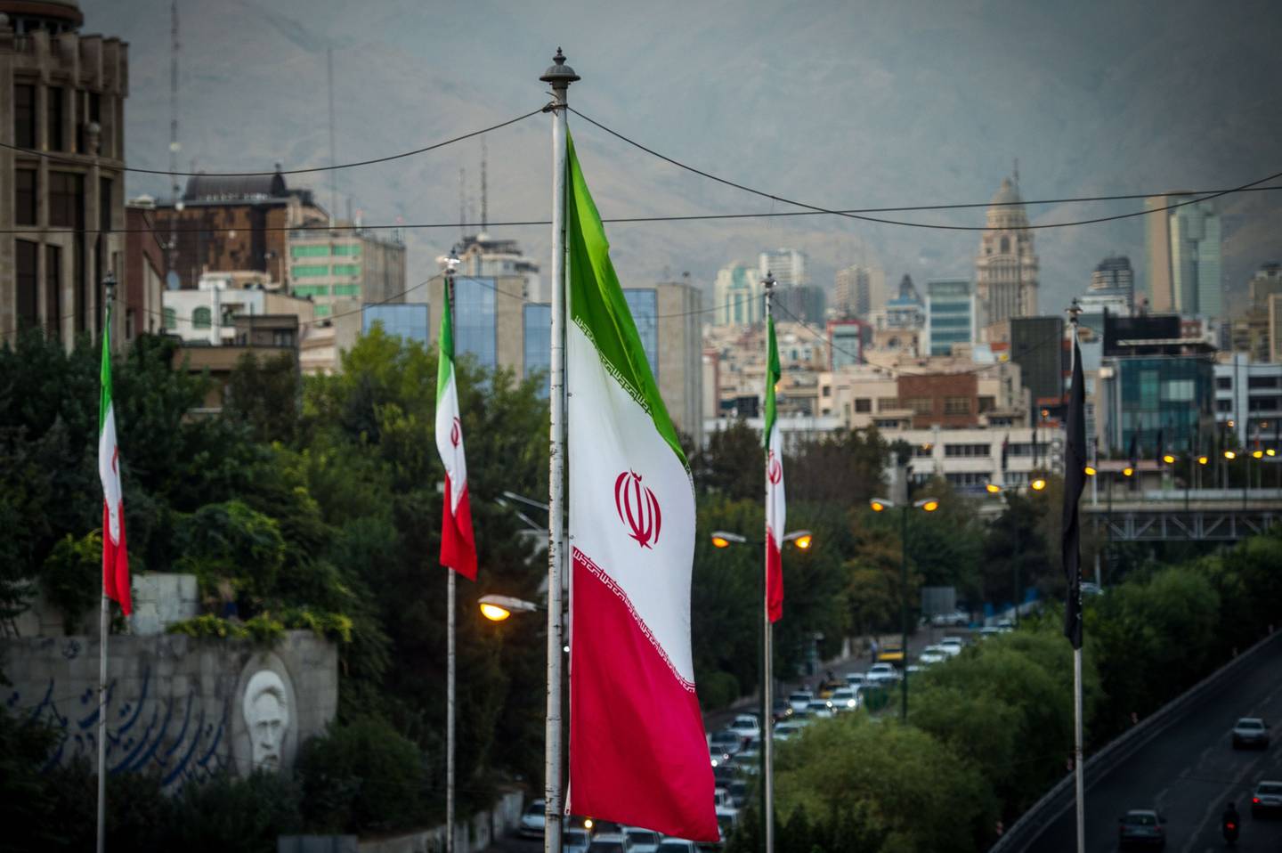 Las banderas nacionales iraníes ondean cerca de una importante autopista que atraviesa Teherán, Irán, el martes 17 de septiembre. 2019.